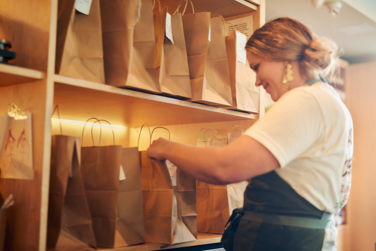 Comerciante preparando pedidos para entrega con Uber Direct